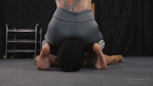 Face sitting – Smother – Barefoot – Strong legs, sweatpants – Minnie Manga – Mistress Anette