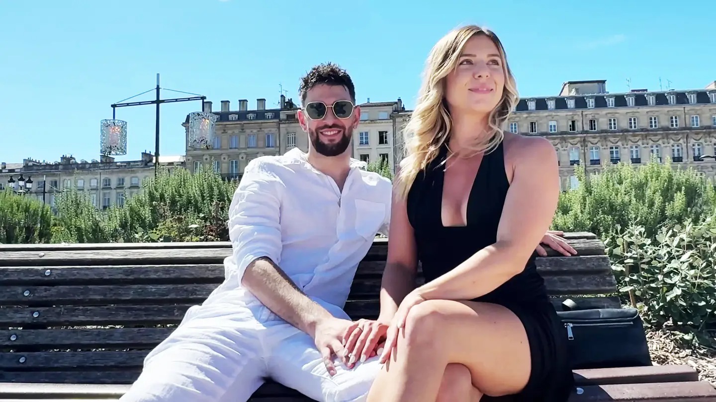 JacquieEtMichelTV – Ambre de Bordeaux, Cataleya de Nantes, Quentin de Bordeaux – Exhibitionism Galore in Bordeaux With Ambre and Cataleya